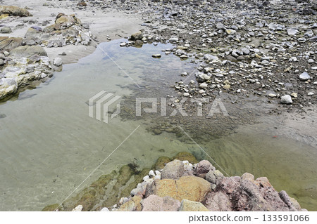 寧靜的海岸景色 133591066