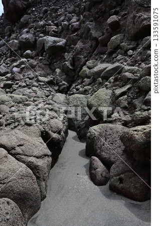 清涼的岩石縫隙 133591075