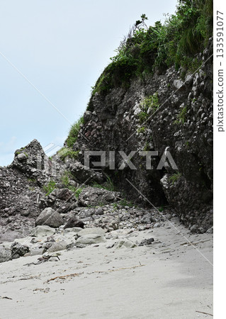 The boundary between the rocky shore and the sandy beach 133591077