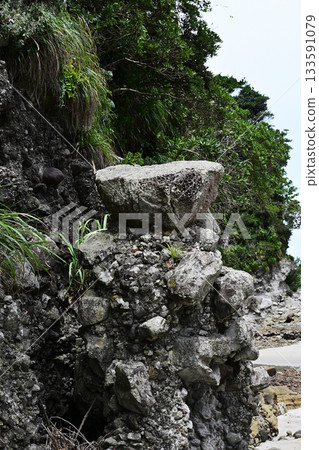 重疊的岩石 133591079