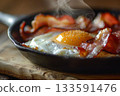 新鮮煎蛋、培根和雞蛋在煎鍋中烹調 133591476