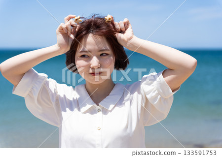一個女人在海灘上玩餅乾 一個女人在海灘上玩餅乾 133591753
