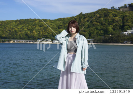 一個女人在旅遊勝地觀光 一個女人在旅遊勝地觀光 133591849