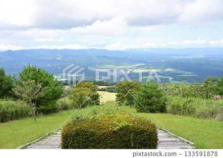 The long stairs of Kurino Plateau stretch out on both sides 133591878