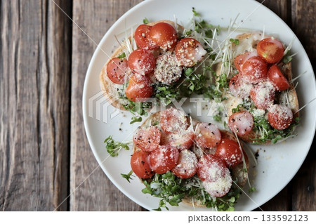 櫻桃番茄豆芽法國開放式三明治 133592123