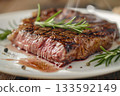新鮮烤製的牛排，盛放在白色盤子上。 133592149