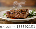 新鮮烤製的牛排，盛放在白色盤子上。 133592151