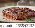 新鮮烤製的牛排，盛放在白色盤子上。 133592152