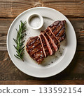新鮮烤製的牛排，盛放在白色盤子上。 133592154