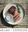 新鮮烤製的牛排，盛放在白色盤子上。 133592156