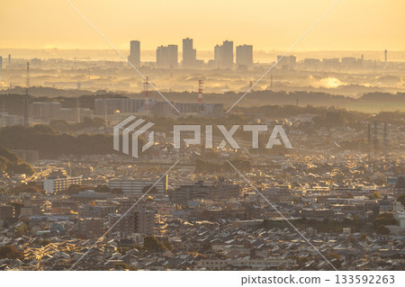 神奈川縣:晨霧中的城市景觀 神奈川縣:晨霧中的城市景觀 133592263