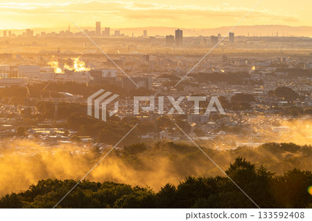 Kanagawa Prefecture: Cityscape in the morning mist Kanagawa Prefecture: Cityscape in the morning mist 133592408
