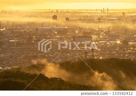 Kanagawa Prefecture: Cityscape in the morning mist 133592412
