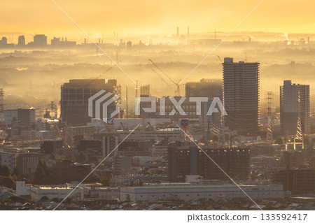 Kanagawa Prefecture: Cityscape in the morning mist 133592417