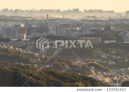 Kanagawa Prefecture: Cityscape in the morning mist 133592422