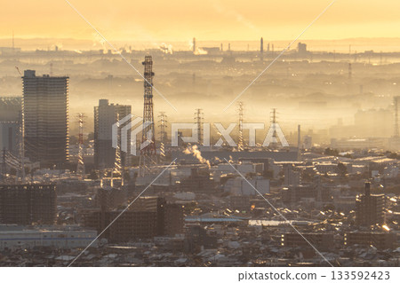 神奈川縣:晨霧中的城市景觀 神奈川縣:晨霧中的城市景觀 133592423