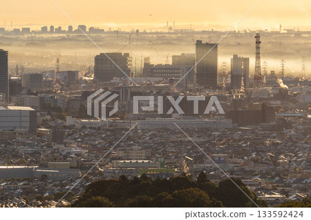 神奈川縣：晨霧中的城市景觀 133592424