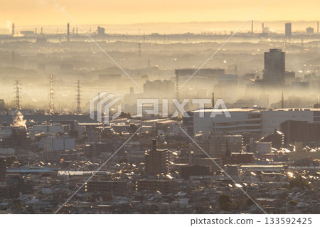 神奈川縣：晨霧中的城市景觀 133592425