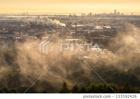 Kanagawa Prefecture: Cityscape in the morning mist 133592426