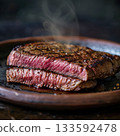 新鮮烹調的三分熟牛排，鮮嫩多汁的牛肉 133592478