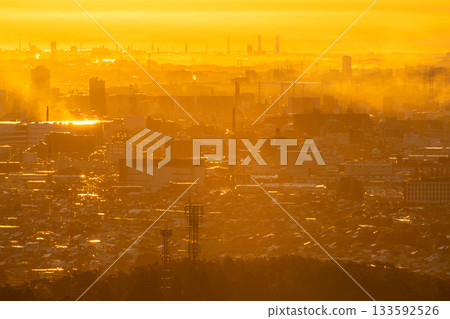 神奈川縣：晨霧中的城市景觀 133592526