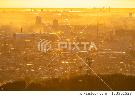 Kanagawa Prefecture: Cityscape in the morning mist 133592528