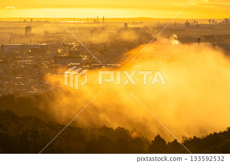 神奈川縣：晨霧中的城市景觀 133592532