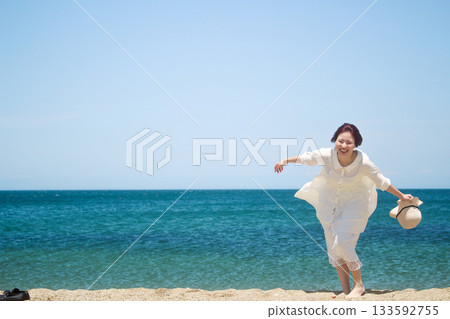 笑容燦爛的女子在海灘上玩得很開心 133592755