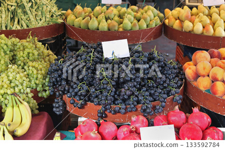 Fruits piles 133592784