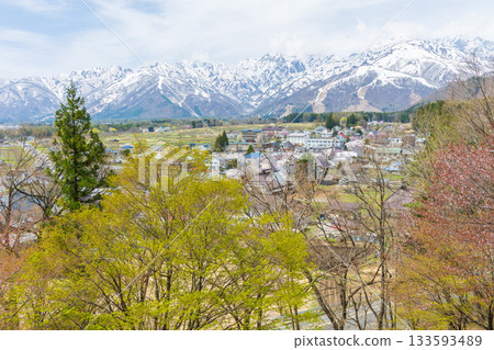 長野縣白馬村的春天:從著名的賞櫻勝地傳界山眺望 長野縣白馬村的春天:從著名的賞櫻勝地傳界山眺望 133593489