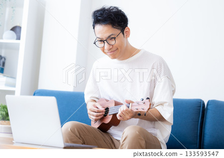 一名男子正在參加線上樂器（尤克里裡）課程 133593547