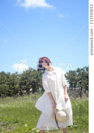 放鬆在公園的一名婦女 放鬆在公園的一名婦女 133593653