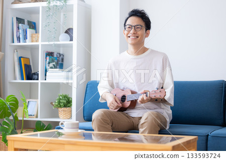 Man playing the ukulele Man playing the ukulele 133593724