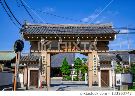 Main gate of Hasedera Temple, a branch temple of Eiheiji Temple, Minato Ward, Tokyo 133593742