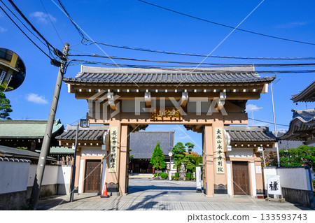 Main gate of Hasedera Temple, a branch temple of Eiheiji Temple, Minato Ward, Tokyo Main gate of Hasedera Temple, a branch temple of Eiheiji Temple, Minato Ward, Tokyo 133593743