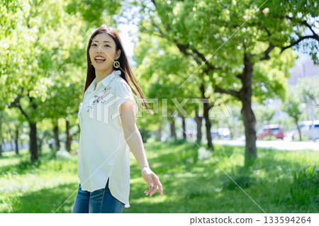 一位女子在森林中放鬆 一位女子在森林中放鬆 133594264