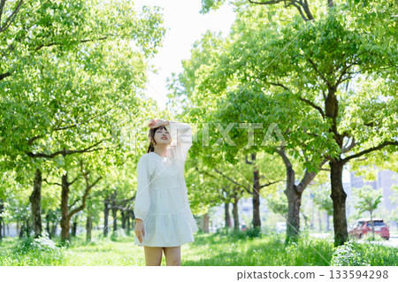 在森林公園放鬆的女人 在森林公園放鬆的女人 133594298