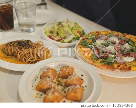 Creamy and rich spaghetti coated in a luscious white sauce, offering a smooth and savory flavor perfect for a comforting and satisfying meal. 133594308
