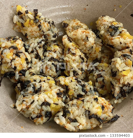 Jumeok-bap(fist rice) or rice ball is a lump of cooked rice made into a round loaf the shape of a fist. often eaten as a light meal, between-meal snack, street food, or an accompaniment to spicy food 133594403