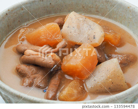 白色背景上的煮熟的內臟 133594478