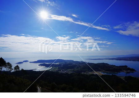 從龜山山頂眺望太陽和島嶼南部，大島，氣仙沼 133594746