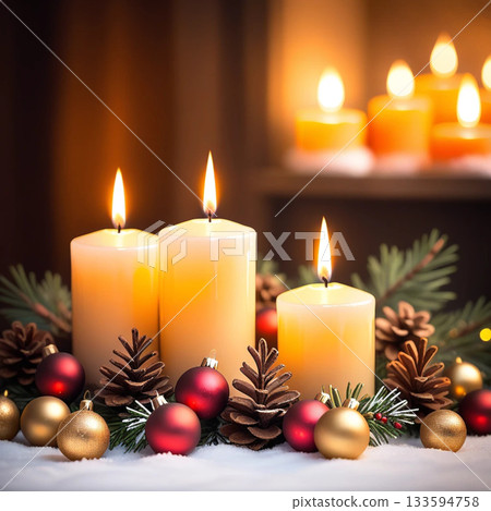 蠟燭裝飾和點燃的蠟燭 133594758