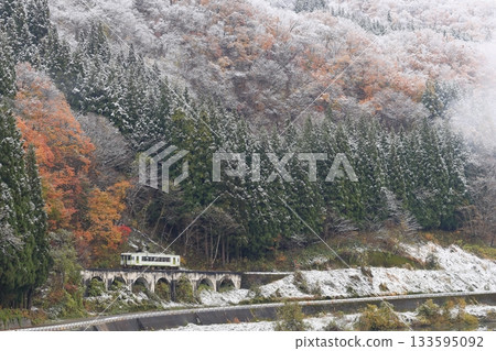 秋葉與雪景只見線 133595092