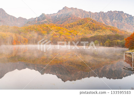 <長野縣> 黎明時的鏡池，秋色最盛時的戶隱 133595583