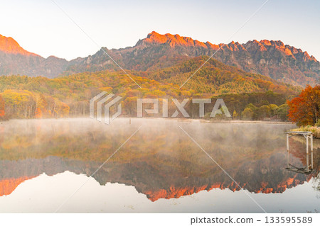 <長野縣> 黎明時的鏡池，秋色最盛時的戶隱 133595589