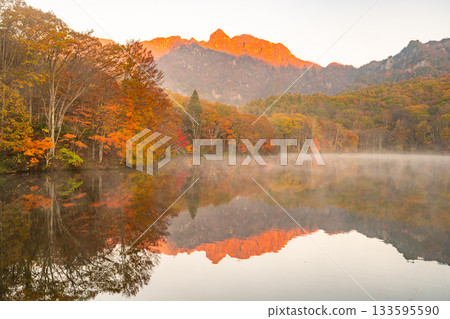 <Nagano Prefecture> Kagami Pond at dawn, Togakushi at the peak of autumn foliage <Nagano Prefecture> Kagami Pond at dawn, Togakushi at the peak of autumn foliage 133595590