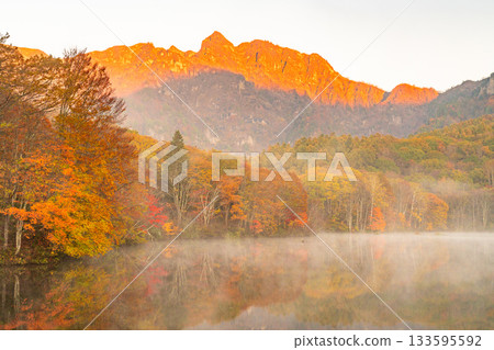 <長野縣> 黎明時的鏡池，秋色最盛時的戶隱 133595592