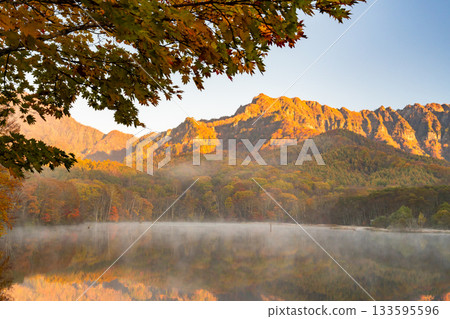 <長野縣> 黎明時的鏡池，秋色最盛時的戶隱 133595596