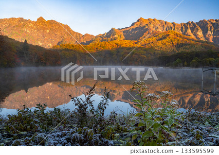 <Nagano Prefecture> Kagami Pond at dawn, Togakushi at the peak of autumn foliage 133595599