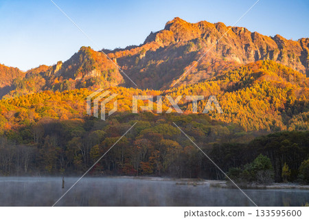 <長野縣> 黎明時的鏡池，秋色最盛時的戶隱 133595600